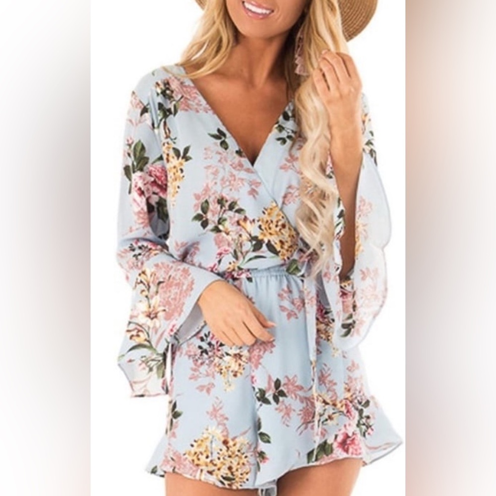 She + Sky Floral Romper – Size Small

Beautiful She + Sky floral romper featurin